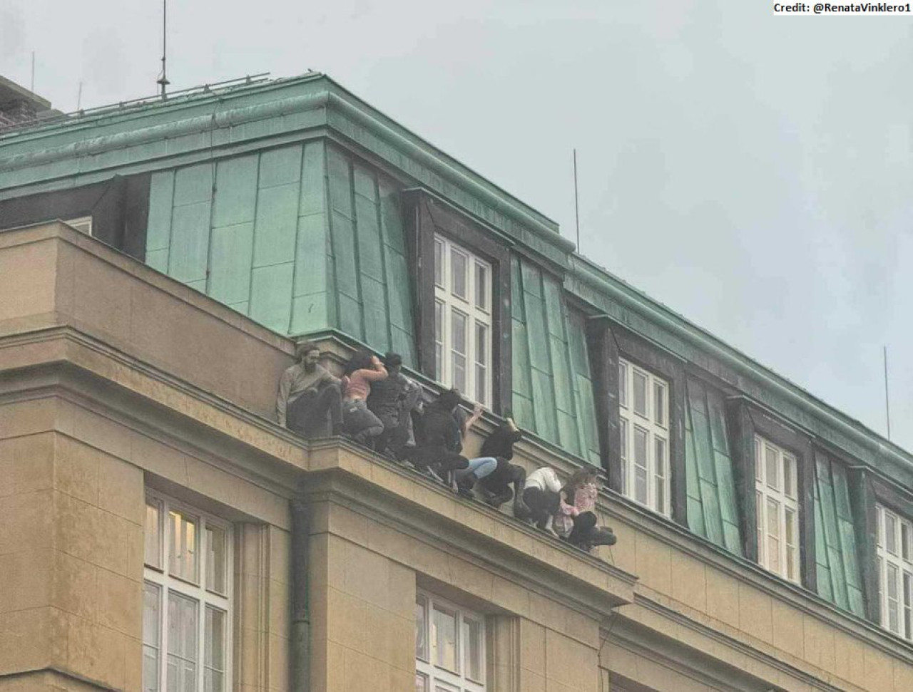 Alumnos de la Universidad de Praga escondidos del tirador. Foto: Twitter.