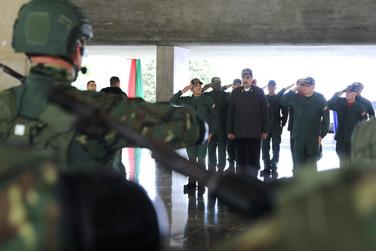 Nicolás Maduro visitó al personal militar en el Ministerio de Defensa. Foto: Reuters.