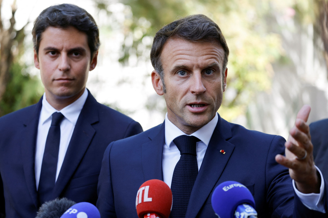 Gabriel Attal, nuevo primer ministro de Francia, junto a Emmanuel Macron. Foto: Reuters.