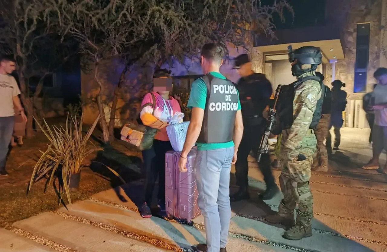 Operativo en un country de Córdoba para detener a familiares de "Fito" Macías. Foto: Vecinos del country Valle del Golf.