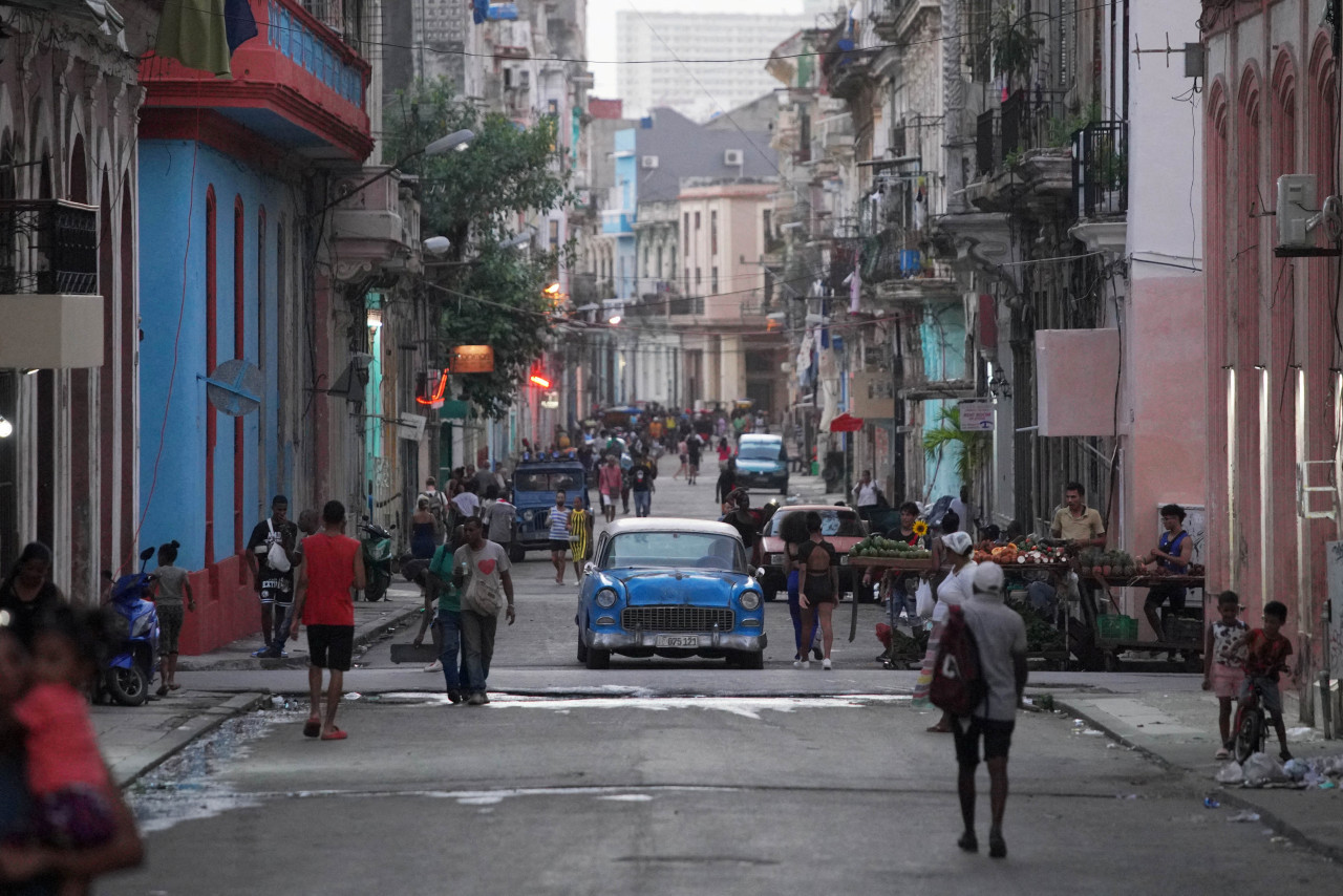 Transeúntes pasean por una calle de la Habana Vieja en Cuba. Foto: Reuters