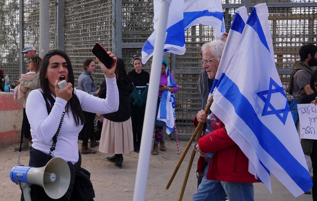 Activistas israelíes bloquean la ayuda a Gaza por Nitzana. Foto: Reuters