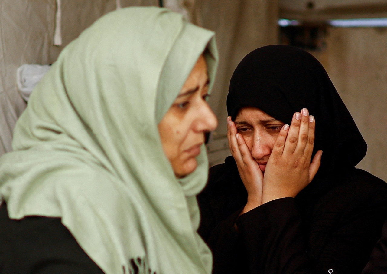 Mujeres durante los ataques aéreos israelíes en el paso de Rafah. Foto: Reuters.