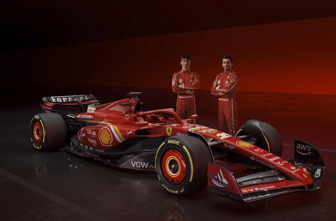 Leclerc y Sainz con el auto de Ferrari para la temporada 2024 de la Fórmula 1. Foto: EFE.