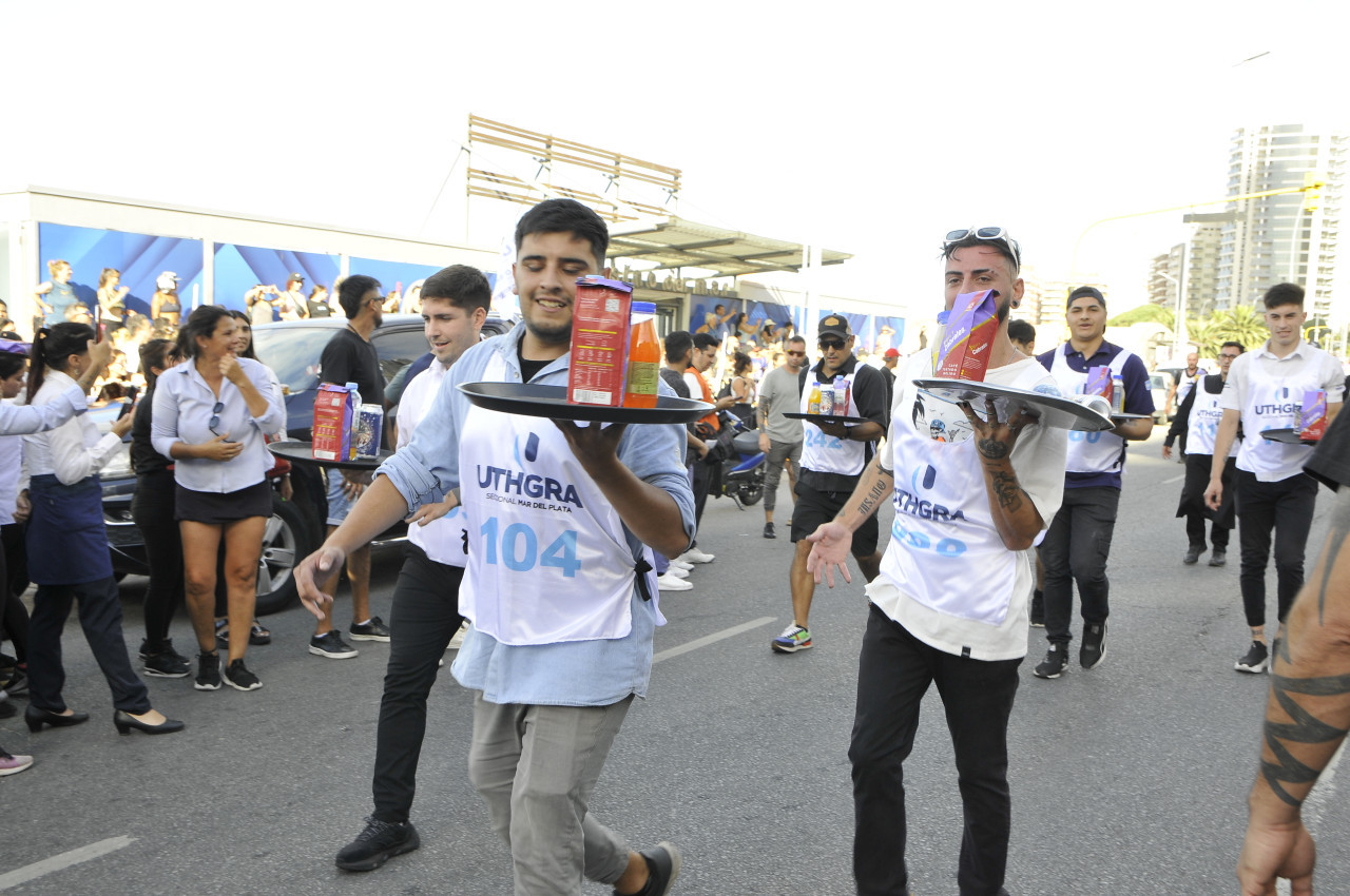 Maratón de mozos y camareras. Foto: Télam