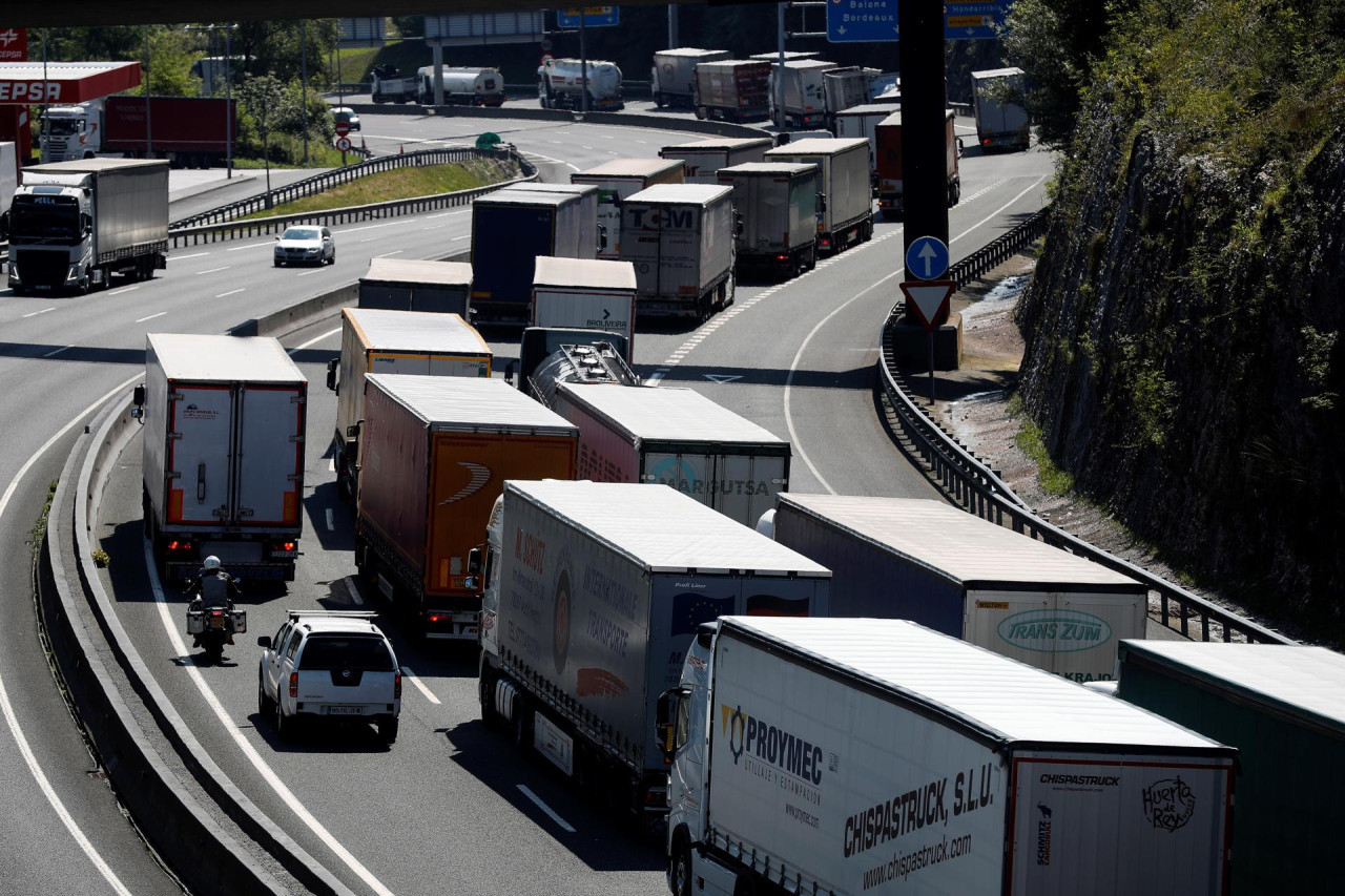 Vehículos pesados en una carretera del norte de España. Foto: EFE.