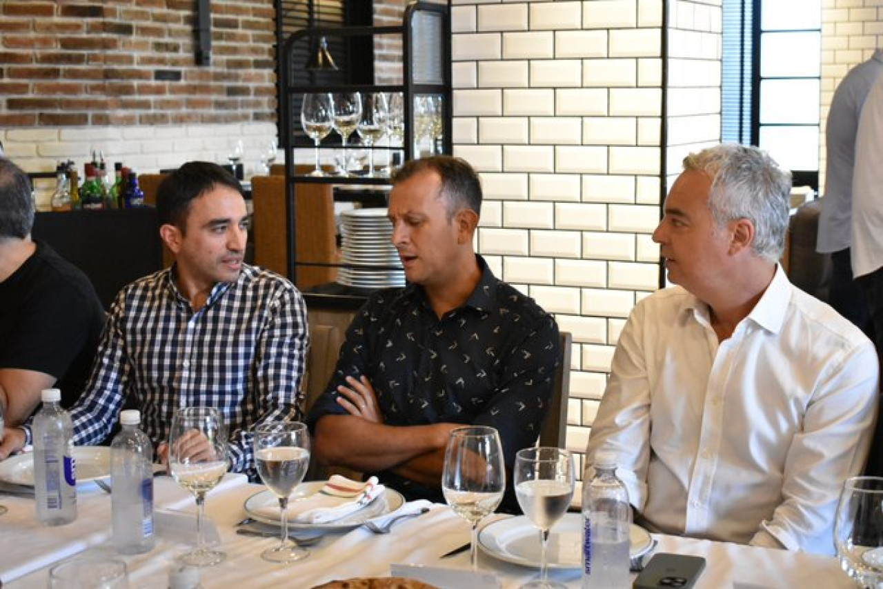 Dirigentes de Lanús y Banfield junto a Darío Herrera en almuerzo de camaradería. Foto: @LigaAFA.