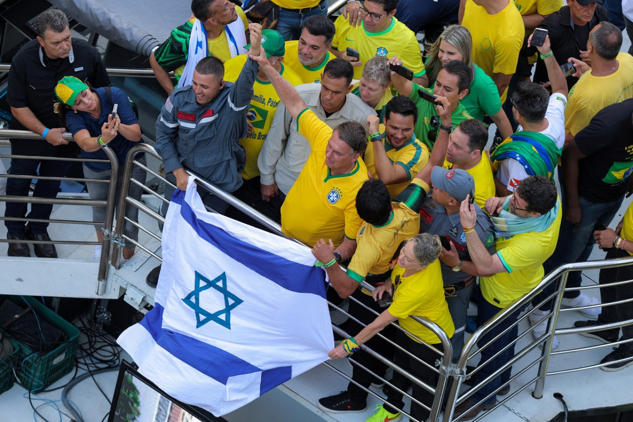 Jair Bolsonaro con la bandera de Israel en Sao Paulo. Foto: Reuters.
