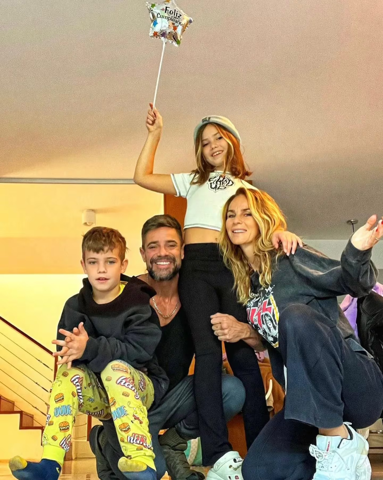 Luciano y Sabrina junto a sus hijos. Foto: Instagram.