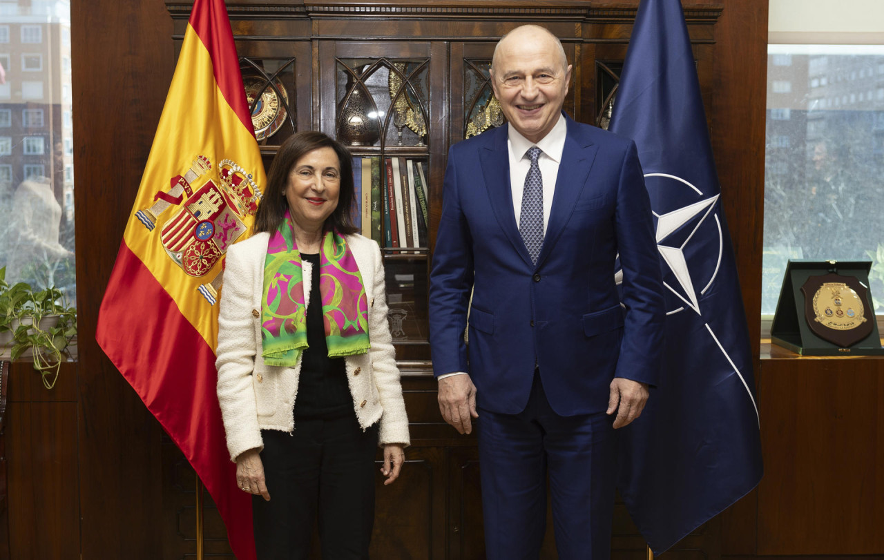 La ministra de Defensa de España, Margarita Robles, y el vicesecretario general de la OTAN, Mircea Geoana. Foto: EFE.