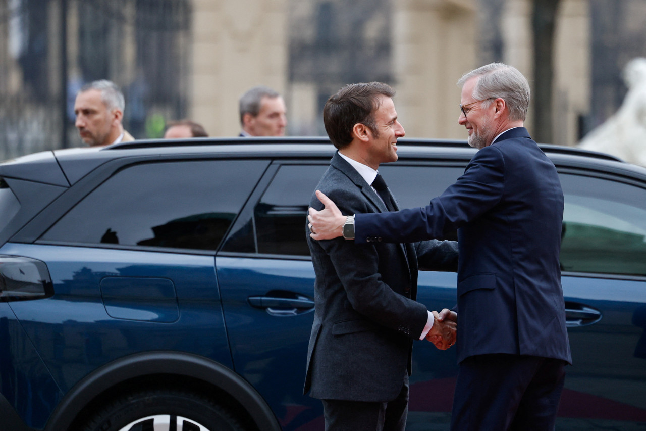Emmanuel Macron y Petr Fiala. Foto: Reuters