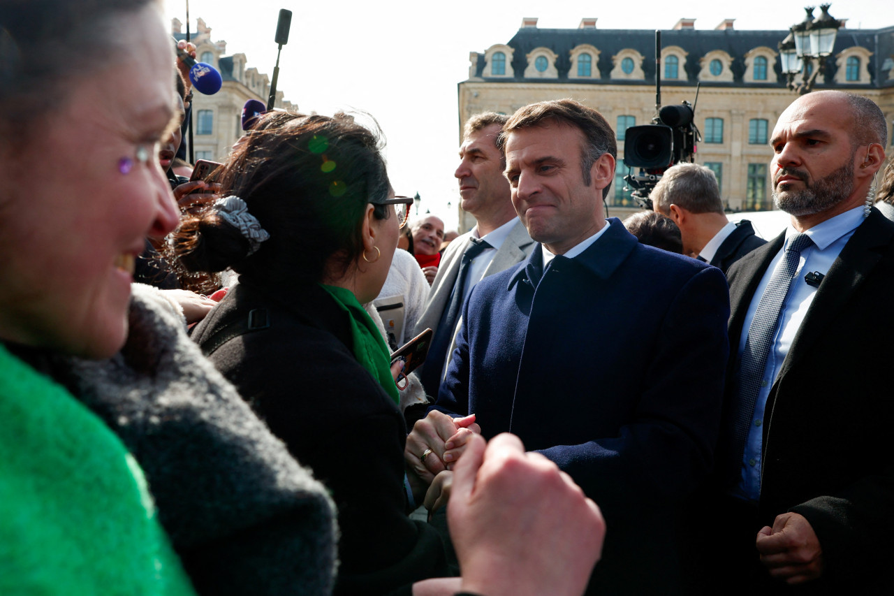 Emmanuel Macron en el acto por la incorporación del aborto en la Constitución francesa. Foto: REUTERS.