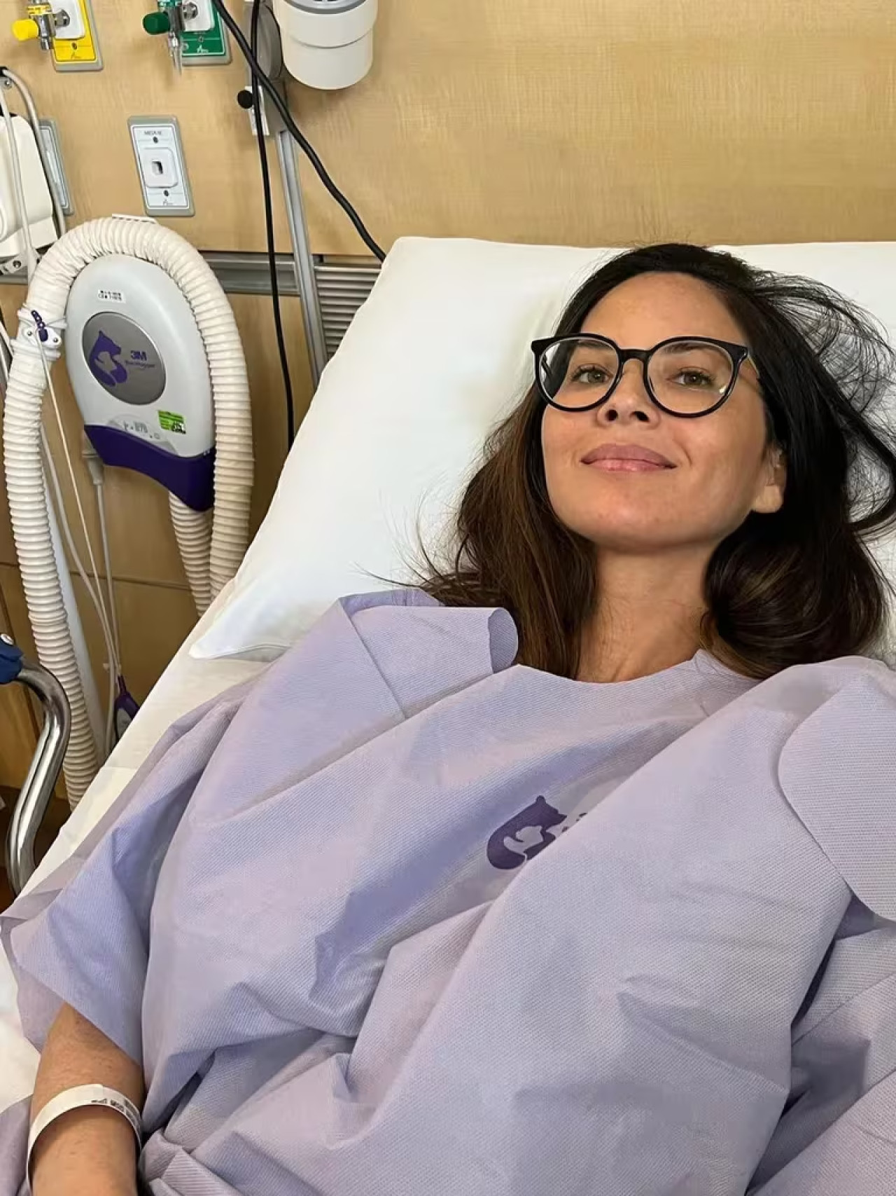 Olivia Munn en el hospital. Foto: Instagram @oliviamunn