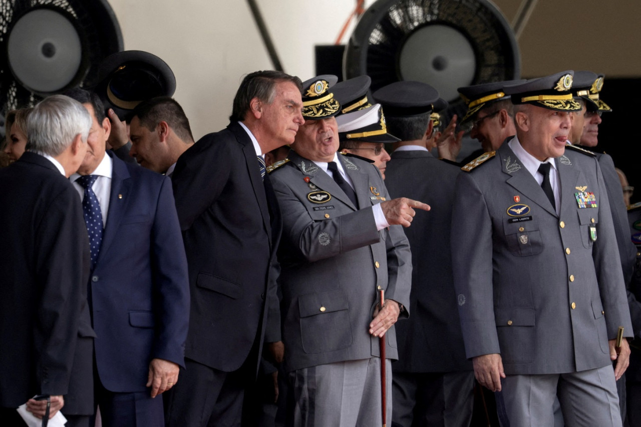 Jair Bolsonaro junto a Marco Antonio Freire Gomes. Foto: archivo Reuters