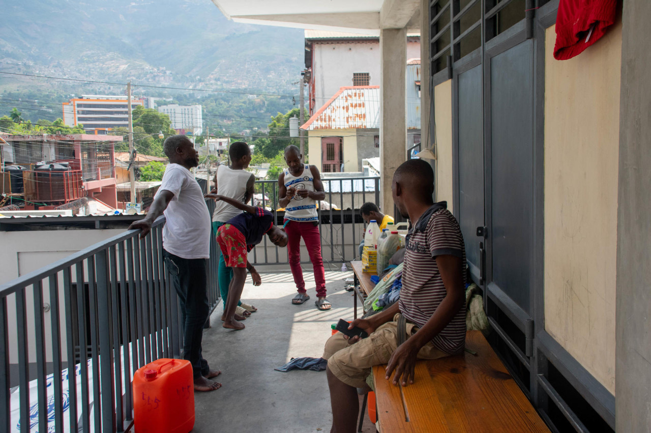 Haitianos refugiados en escuelas de Puerto Príncipe. Foto: EFE.