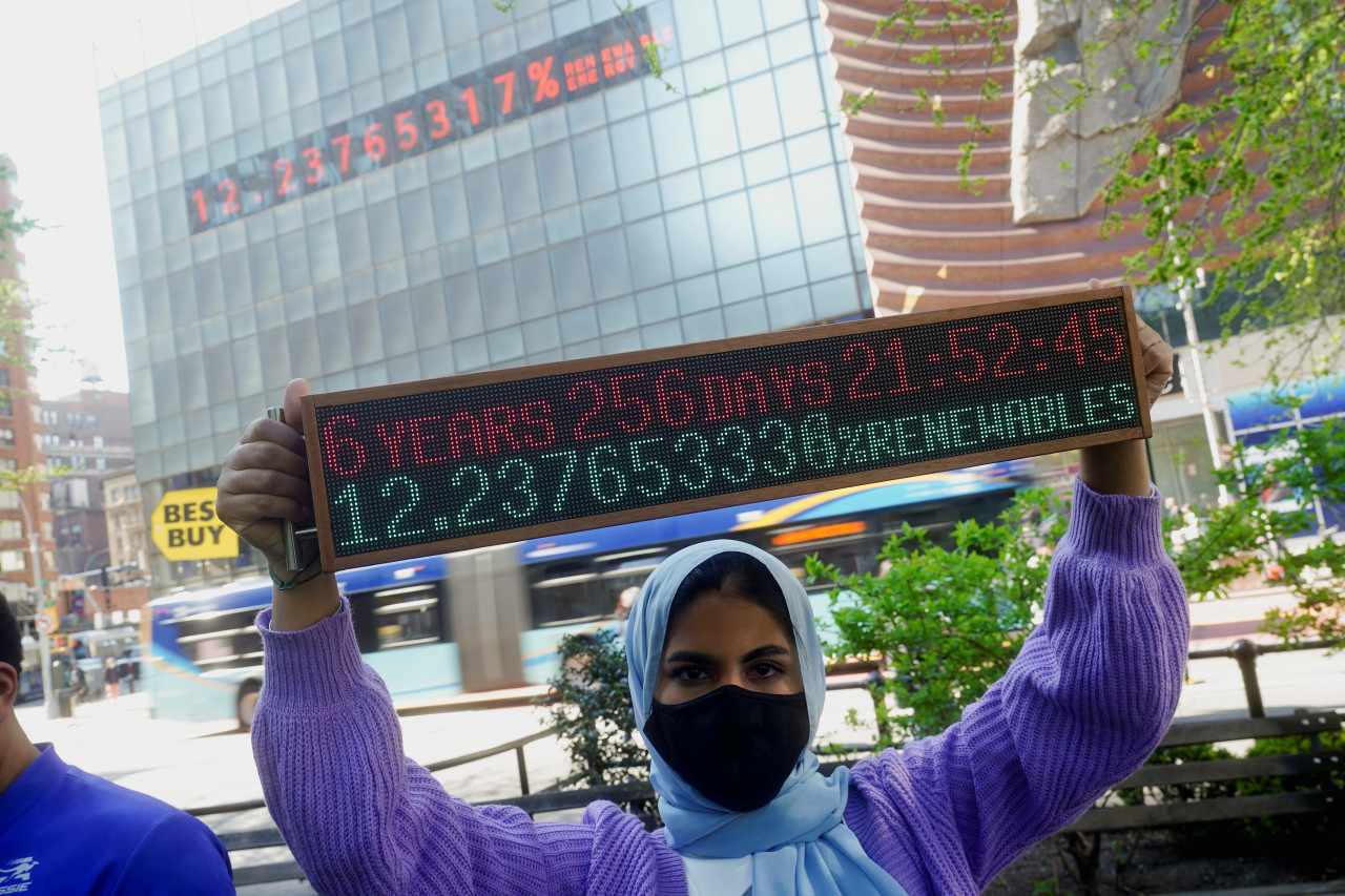 La activista climática Ayisha Siddiqa protesta antes del Día de la Tierra frente al Reloj Climático en Nueva York. Reuters