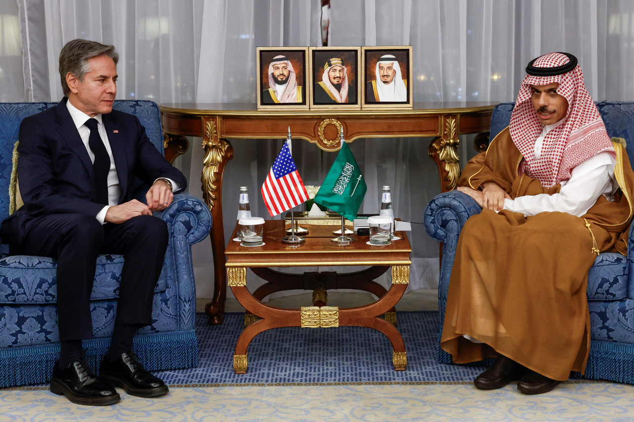 Antony Blinken con el ministro de Asuntos Exteriores saudí, Faisal bin Farhan al Saud. Foto: REUTERS.