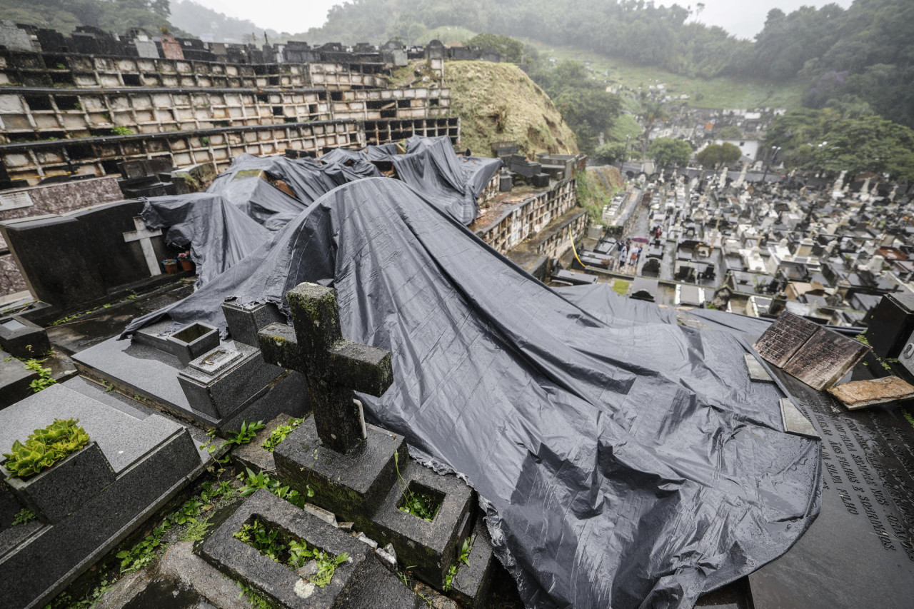 Destrucción en un cementerio causadas por las fuertes lluvias en Río de Janeiro (Brasil). EFE