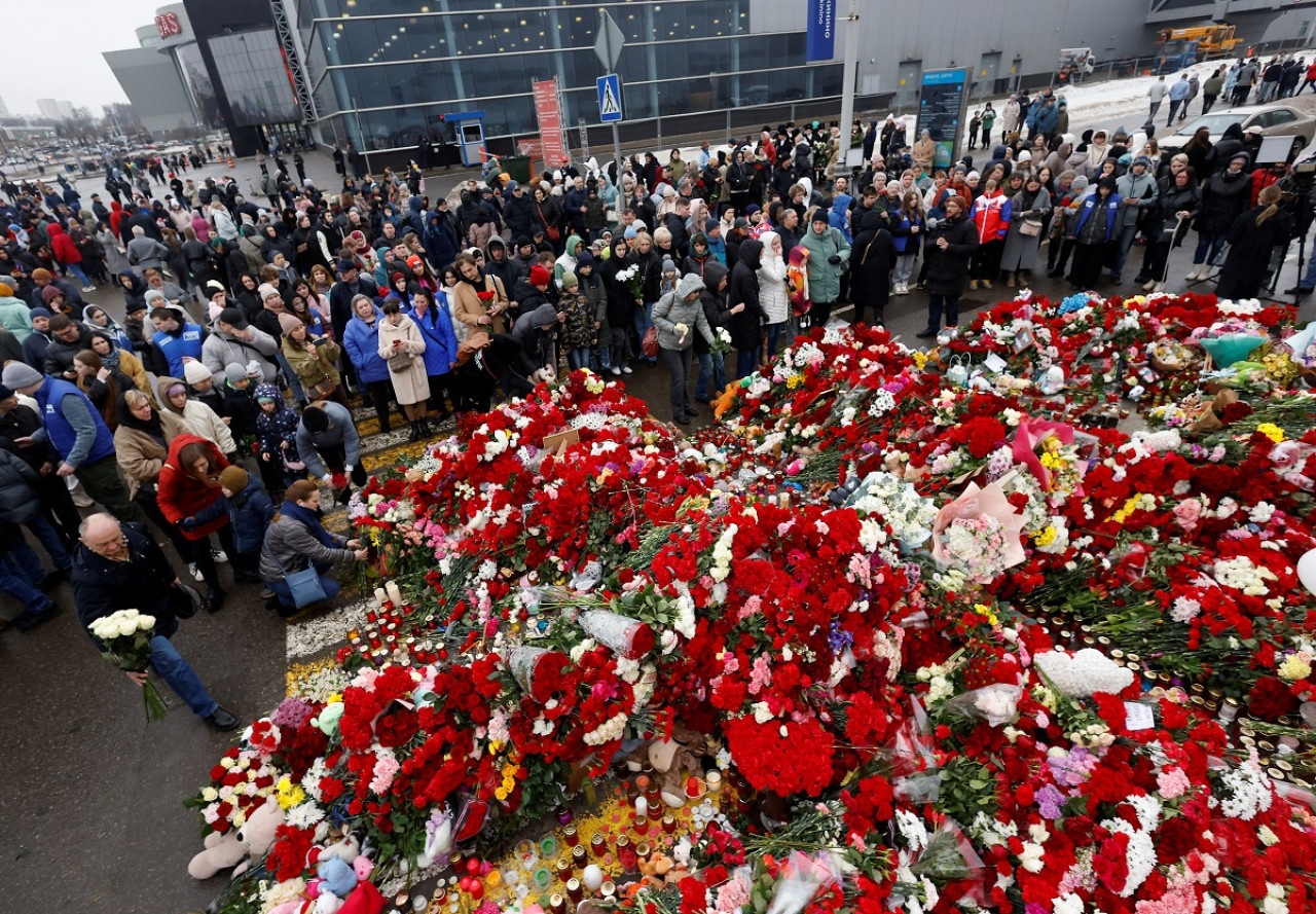 Familiares de las víctimas del atentado en Crocus City Hall, Moscú. Foto: Reuters.