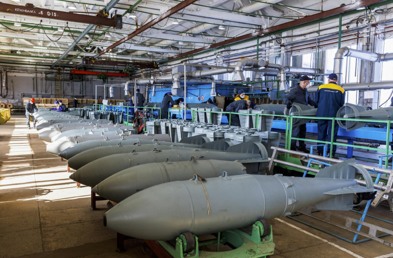 Shoigú visitó una fábrica militar en Siberia. Foto: EFE.