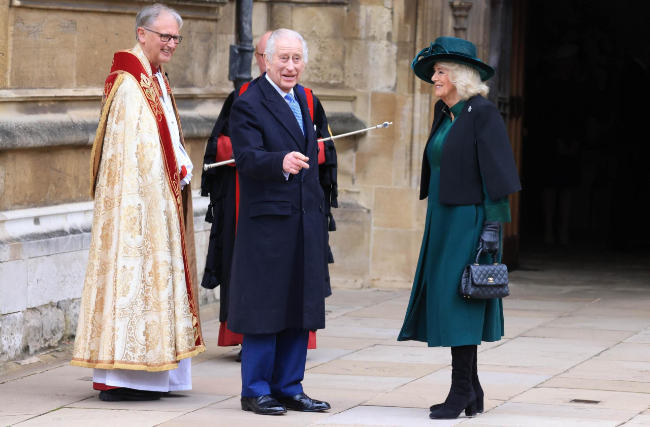 Carlos III va a misa de Pascua en su primer acto público desde su diagnóstico en febrero. EFE