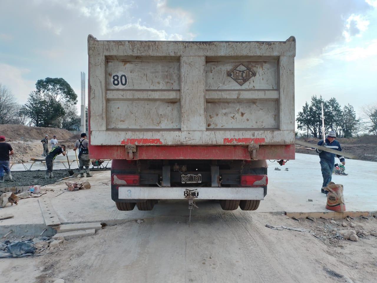 Camión desaparecido en el límite entre Quilmes y Florencio Varela marca Scania y perteneciente a una empresa constructora