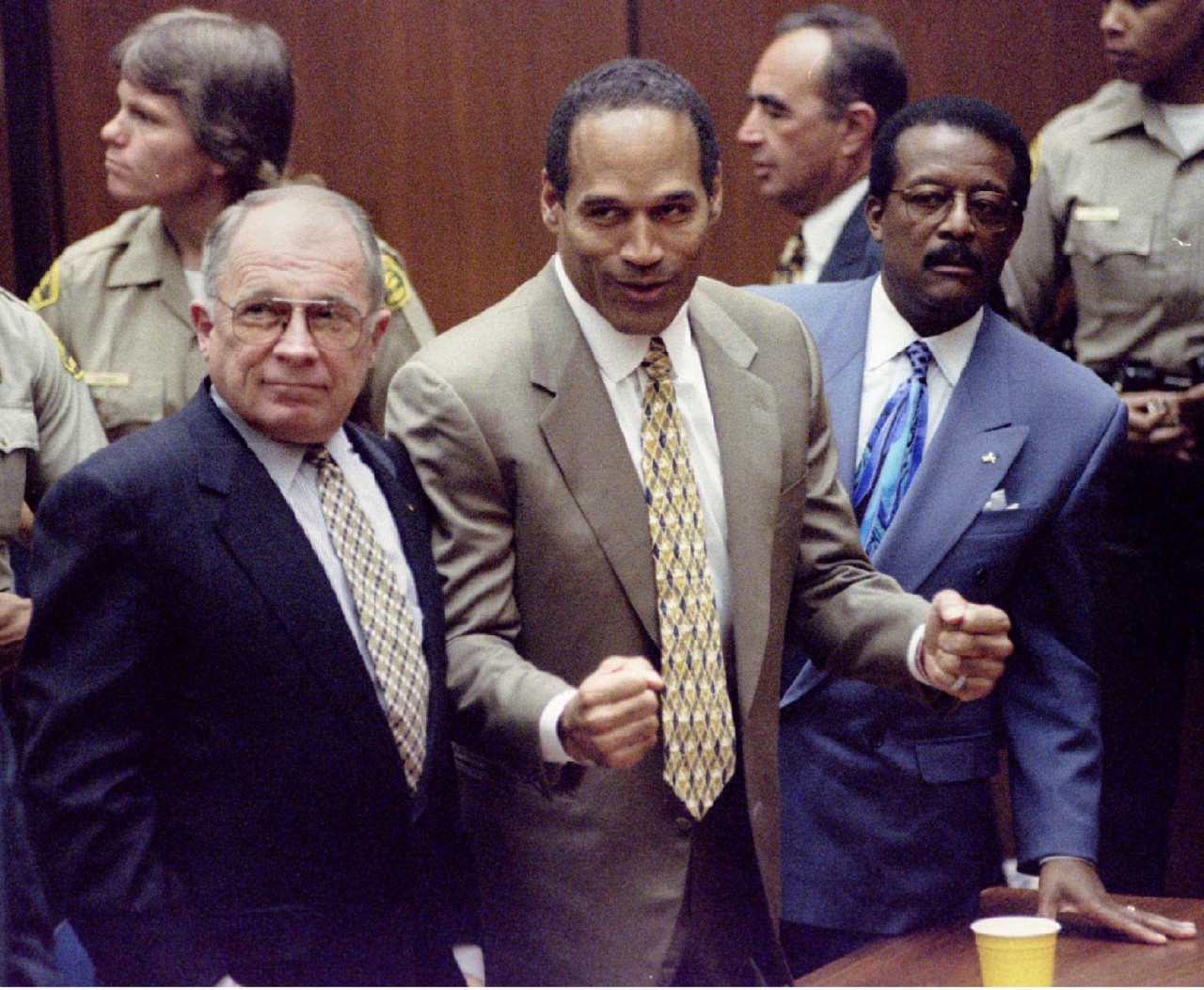 La reacción de O.J. Simpson después de que un secretario judicial anunciara un veredicto de no culpabilidad en su juicio por asesinato. Foto: Reuters.