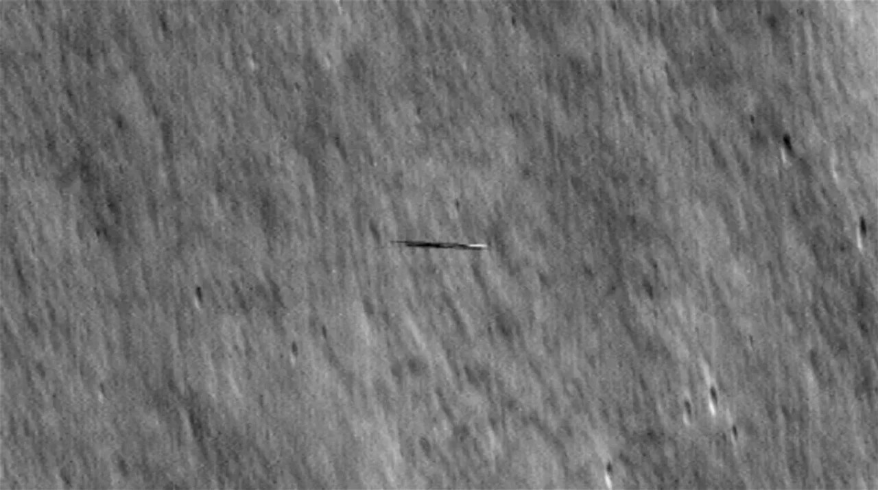 El objeto fotografiado junto a la Luna por el satélite de la NASA. Foto: NA.