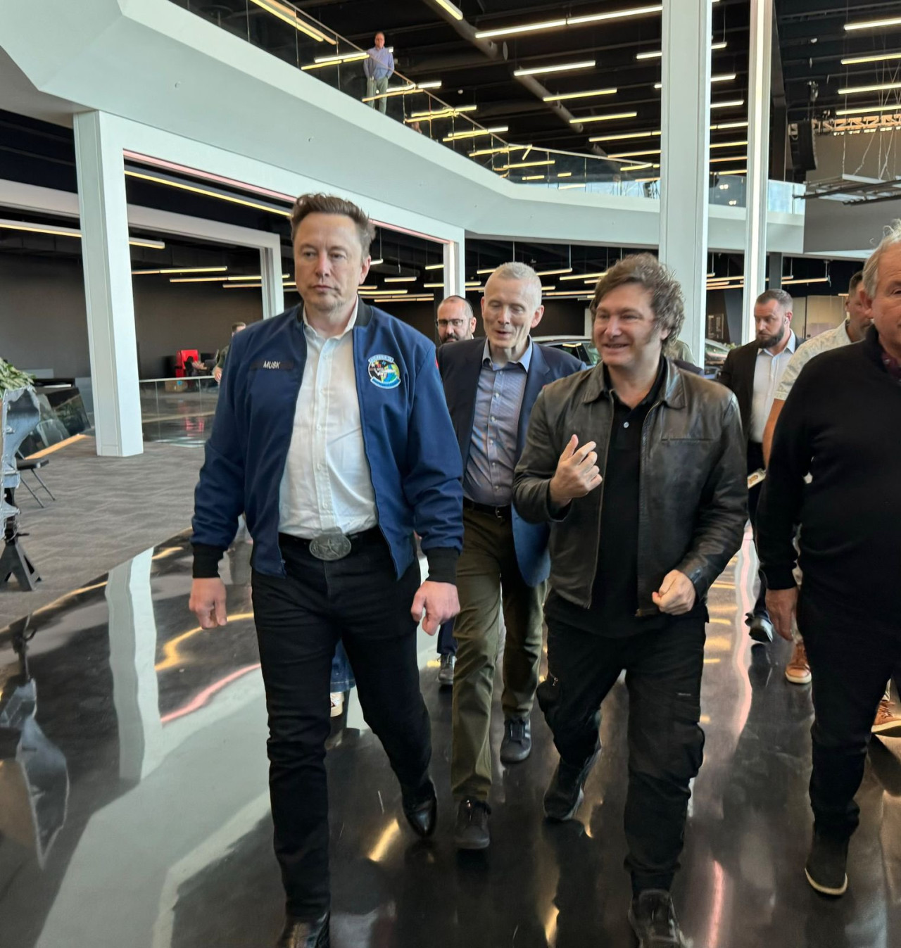 Javier Milei en las instalaciones de Tesla junto a Elon Musk. Foto: Twitter.