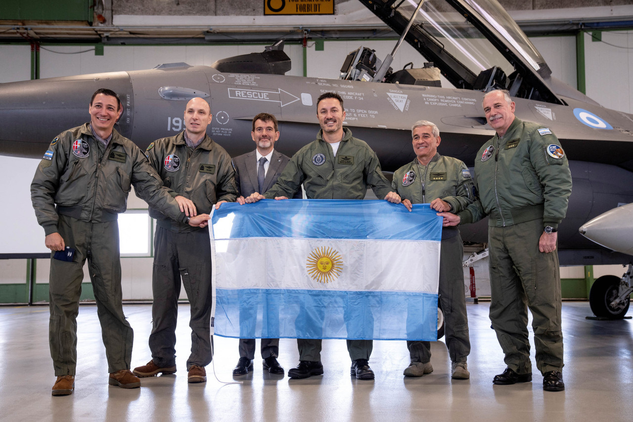 El ministro de Defensa, Luis Petri, en el acto de la firma de la compra de los aviones F16. Foto: NA.