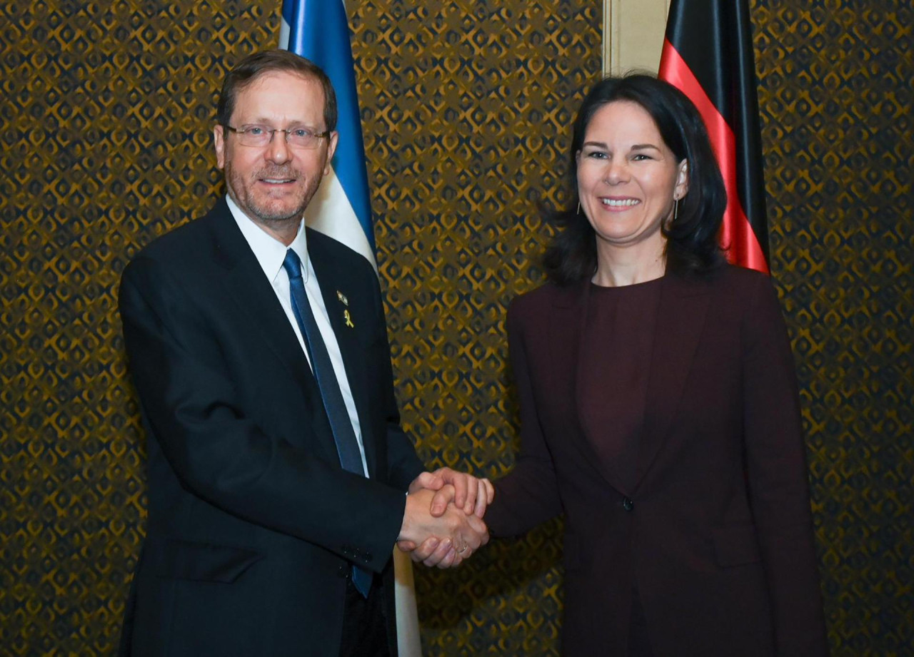 Isaac Herzog, presidente de Israel, y Annael Baerbock, ministra de Exteriores alemana. Foto: EFE.