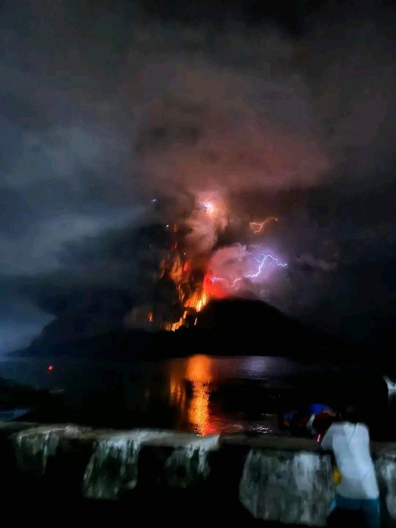 Erupciones en el Volcán Ruang, en Indonesia. Foto: EFE.