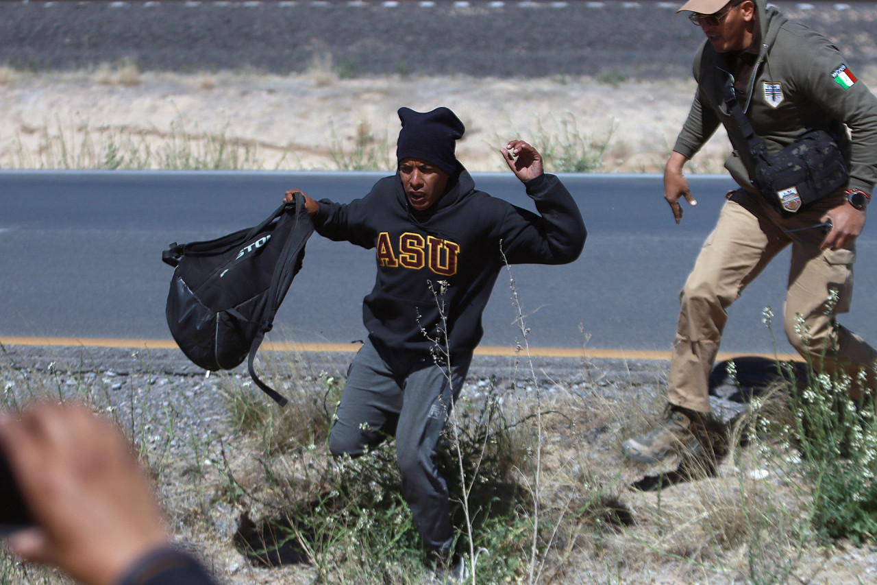 Migrantes y activistas denuncian operativos "inhumanos" en el desierto del norte de México. Foto: EFE