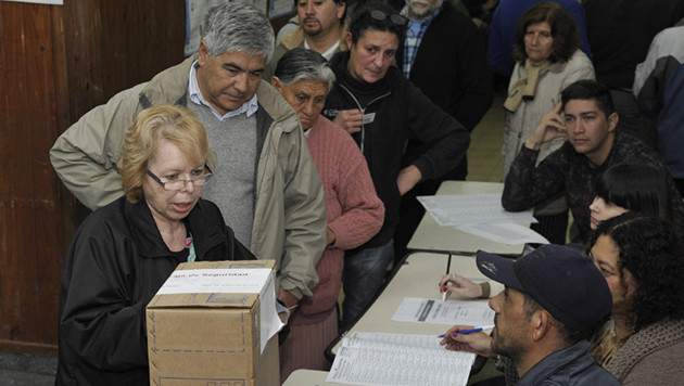 Elecciones PASO 2015 - Gente votando