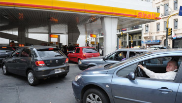 Tras la fuerte devaluación, volvió a aumentar el precio de los combustibles