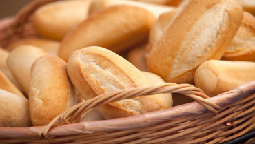 El Gobierno acordó mantener estable el precio del pan y la harina hasta fin de año