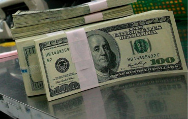 El dólar operó en baja y cerró a $24,86