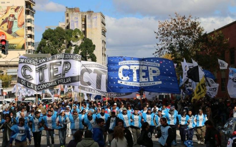 Marcha de organizaciones sociales en centro porteño por Día del Trabajador