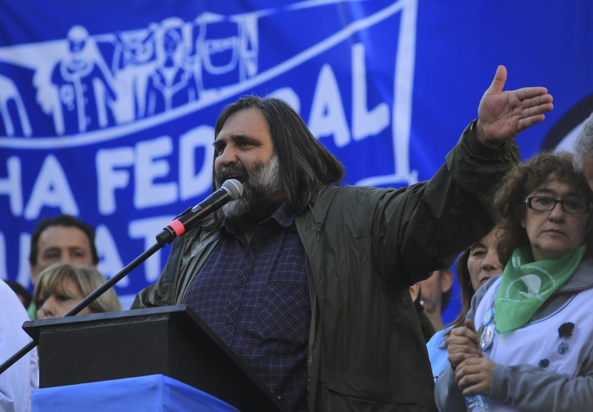 Roberto Baradel en marcha federal educativa - Plaza de Mayo - NA