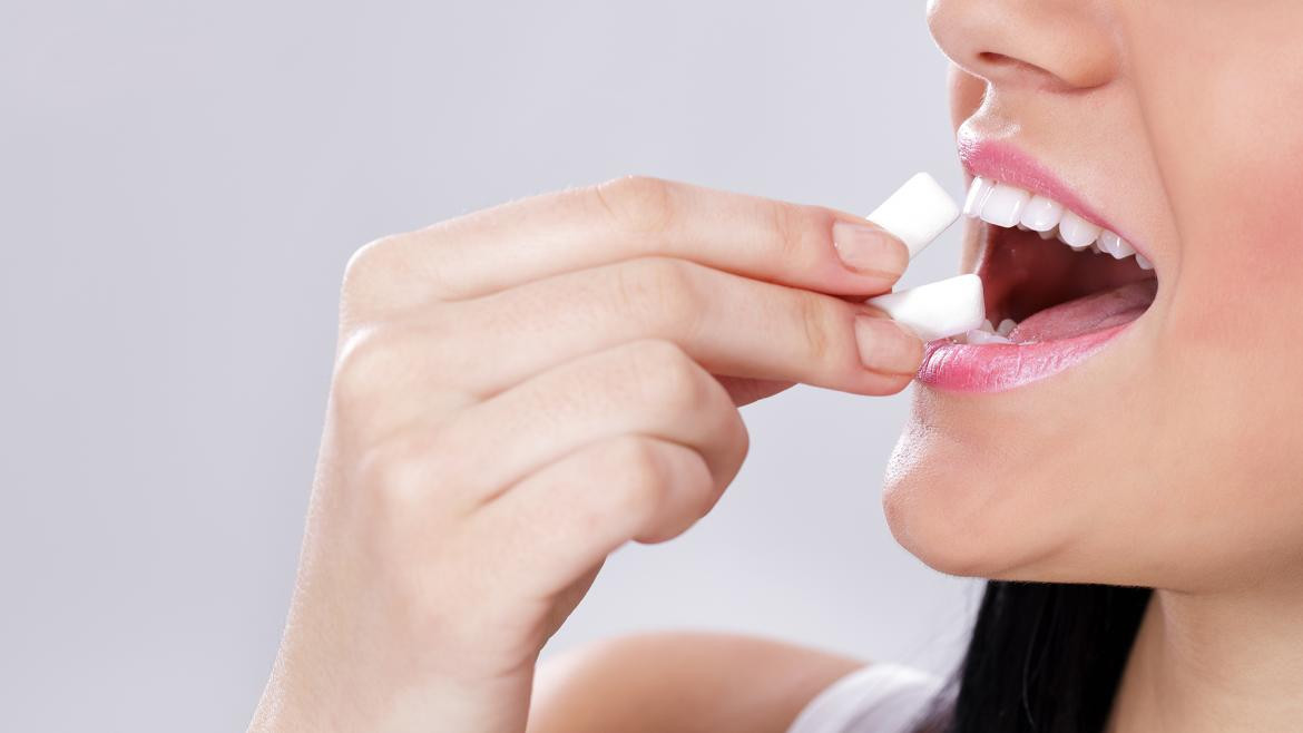 Científicos revelan que masticar chicle ayuda a adelgazar