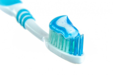 Un antibacterial en dentífricos podría alterar la salud intestinal 