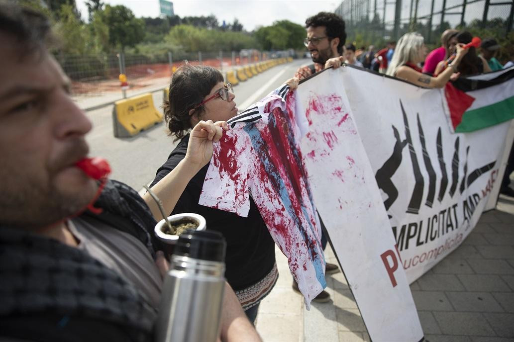Partido Israel vs. Argentina suspendido - Protestas - Camisetas con sangre