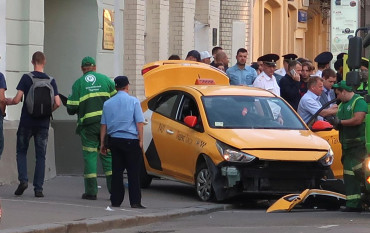 El video del accidente que generó pánico en Moscú: taxista atropelló a peatones, siete personas heridas