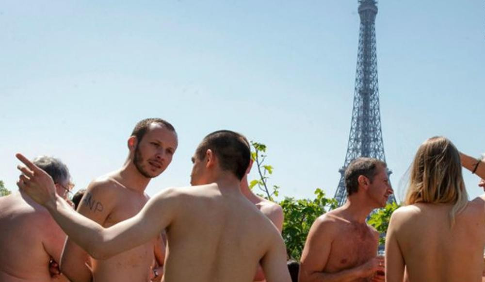 Nudistas en París