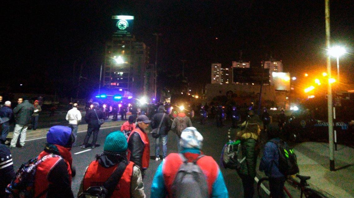 Protesta en Puente Pueyrredón - Gendarmes y manifestantes