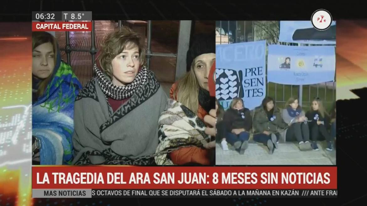 Familiares de tripulantes del ARA San Juan encadenados en Plaza de Mayo (Canal 26)