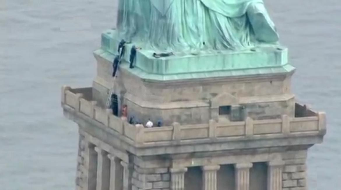 Estados Unidos: mujer trepa Estatua de la Libertad contra políticas de Trump