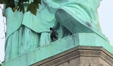 Nueva York: mujer protestó contra Trump a los pies de la Estatua de la Libertad