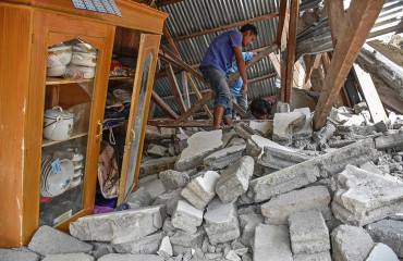 Terremoto dejó decenas de muertos y heridos en isla de Indonesia