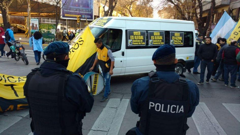 Protesta de taxistas en Mendoza (Los Andes)